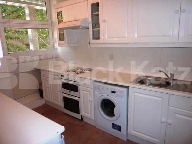 			LARGE 3/4 BED IN CAMDEN!, 3 Bedroom, 1 bath, 1 reception Flat			 Munster Square, Albany Street, REGENTS PARK / CAMDEN